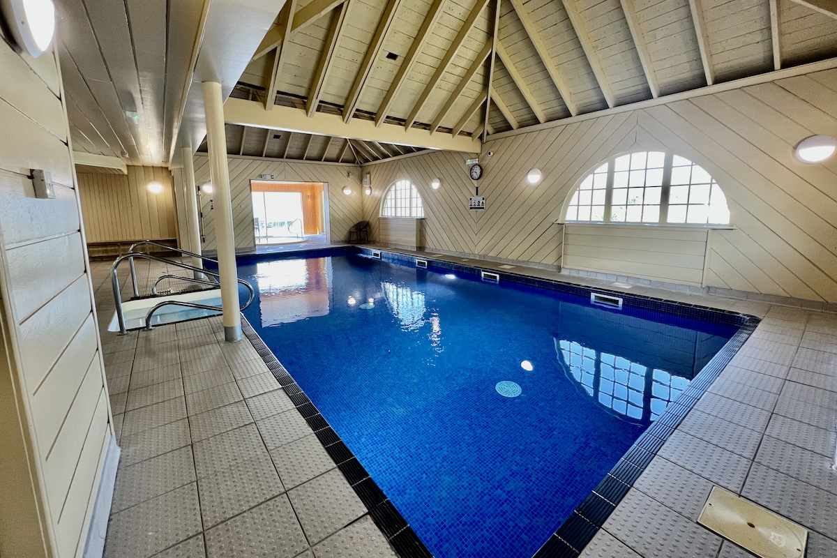 1200x800swimmingPool.jpg