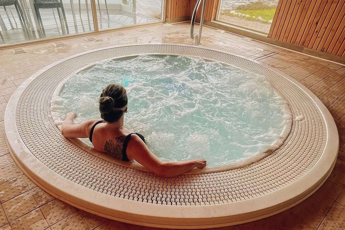 WOMENINHOTTUB1200X800.JPG