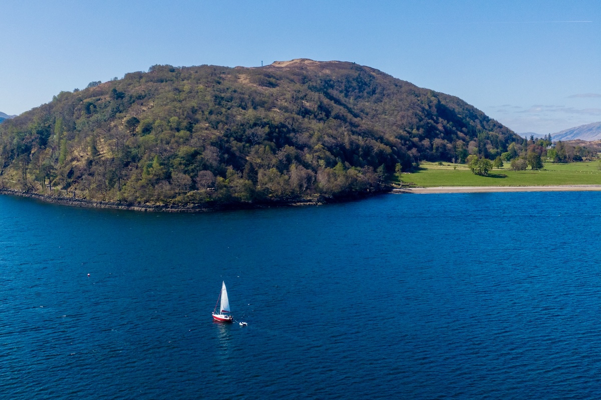 RedSailingBoatInBay24thApril241200x800.jpg